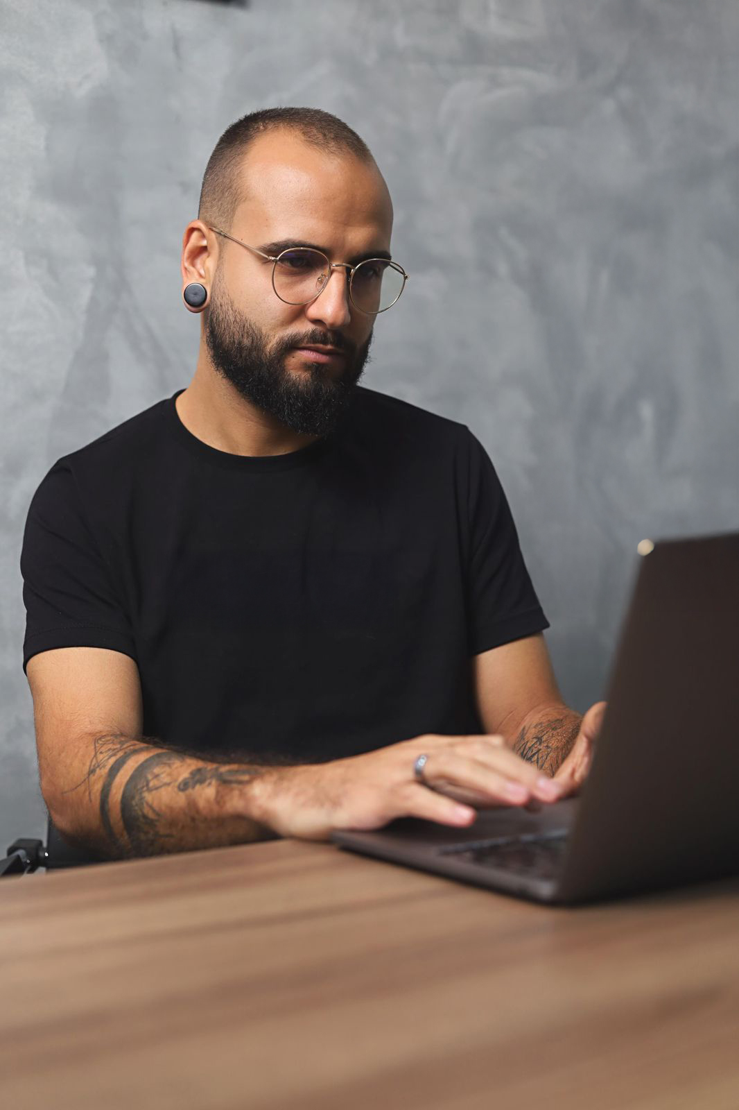 Alan Víctor Barboza trabalhando em seu notebook